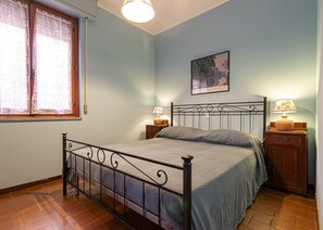 Room - Gubi , a two-room apartment in the historic center of Marina di Campo, just 150 meters from the beac (Campo nell'Elba)