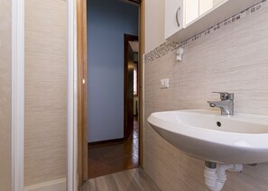 Bathroom - Gubi , a two-room apartment in the historic center of Marina di Campo, just 150 meters from the beac (Campo nell'Elba)
