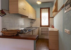 Private kitchen - Gubi , a two-room apartment in the historic center of Marina di Campo, just 150 meters from the beac (Campo nell'Elba)