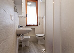 Bathroom - Gubi , a two-room apartment in the historic center of Marina di Campo, just 150 meters from the beac (Campo nell'Elba)