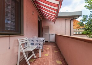 Outdoor dining - Gubi , a two-room apartment in the historic center of Marina di Campo, just 150 meters from the beac (Campo nell'Elba)