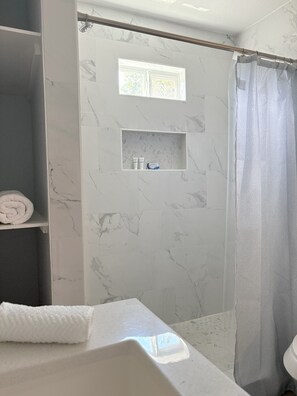 Douche, sèche-cheveux, serviettes fournies, savon