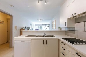 Kylskåp, mikrovågsugn, ugn och spishäll