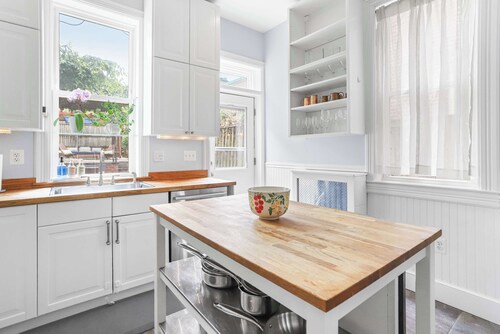 Sojourn Lovely Hill Home w/ Backyard near DC Icons