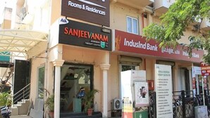 Edifici amb els rèitls de A&M Rooms & Residences, Centre de Teràpia Ayurveda Sanjeevanam i Banc IndusInd.