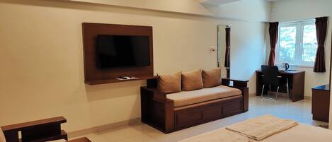 Habitación cuádruple Deluxe, para no fumadores, aire acondicionado | Ropa de cama de alta calidad y espacio para trabajar con laptop