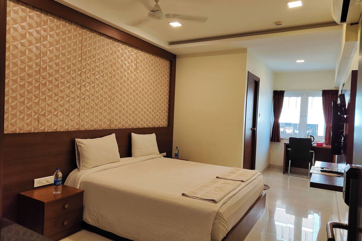 Deluxe Double Room, Non Smoking, Air conditioning | Laptop workspace, soundproofing, free WiFi, bed sheets