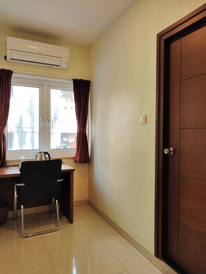Premium bedding, laptop workspace, soundproofing, free WiFi