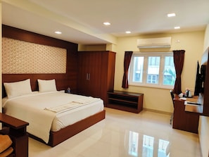 Deluxe Quadruple Room, Non Smoking, Air conditioning | Laptop workspace, soundproofing, free WiFi, bed sheets