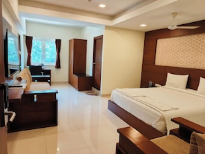 Deluxe Quadruple Room, Non Smoking, Air conditioning | Laptop workspace, soundproofing, free WiFi, bed sheets