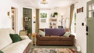 Smart TV, fireplace, books, stereo