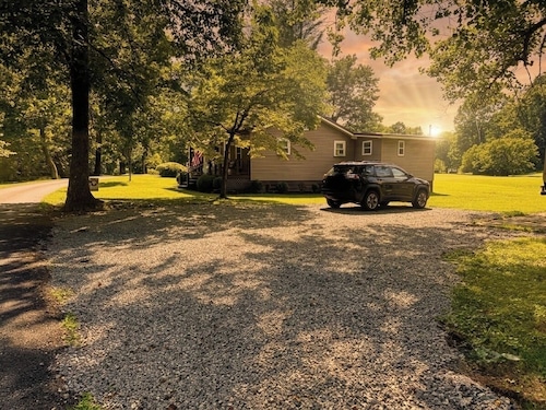 Charming 2 BR, nestled on Buckhannon River, with deck, dock, fire-pit, & kayaks