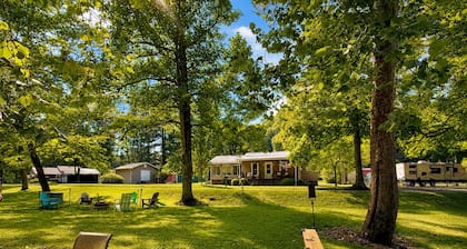 Charming 2 BR, nestled on Buckhannon River, with deck, dock, fire-pit, & kayaks