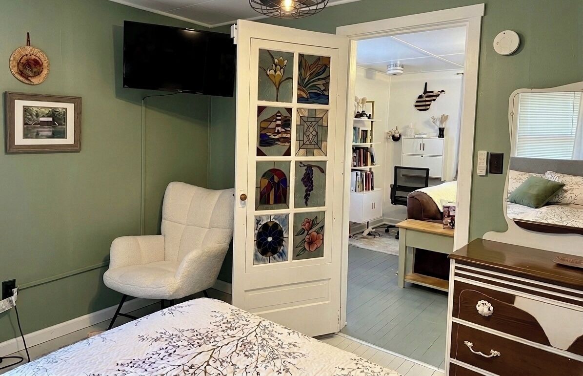 2 bedrooms, desk, iron/ironing board, travel cot