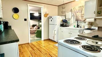 Geladeira, micro-ondas, fogão, cooktop