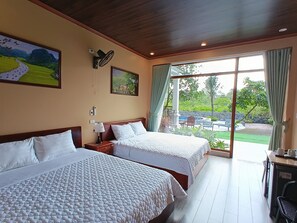 Familien-Vierbettzimmer, Balkon, Bergblick | Schreibtisch, kostenloses WLAN