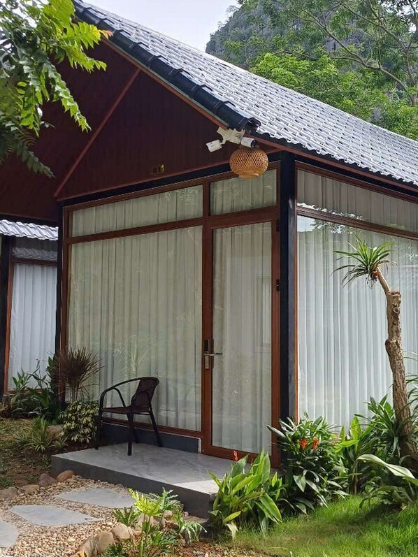 Superior Quadruple Room, Balcony, Mountain View | Bathroom | Hair dryer, towels, soap, shampoo