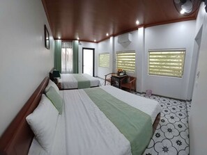 Habitación cuádruple familiar, balcón, vista a la montaña | Escritorio y wifi gratis 