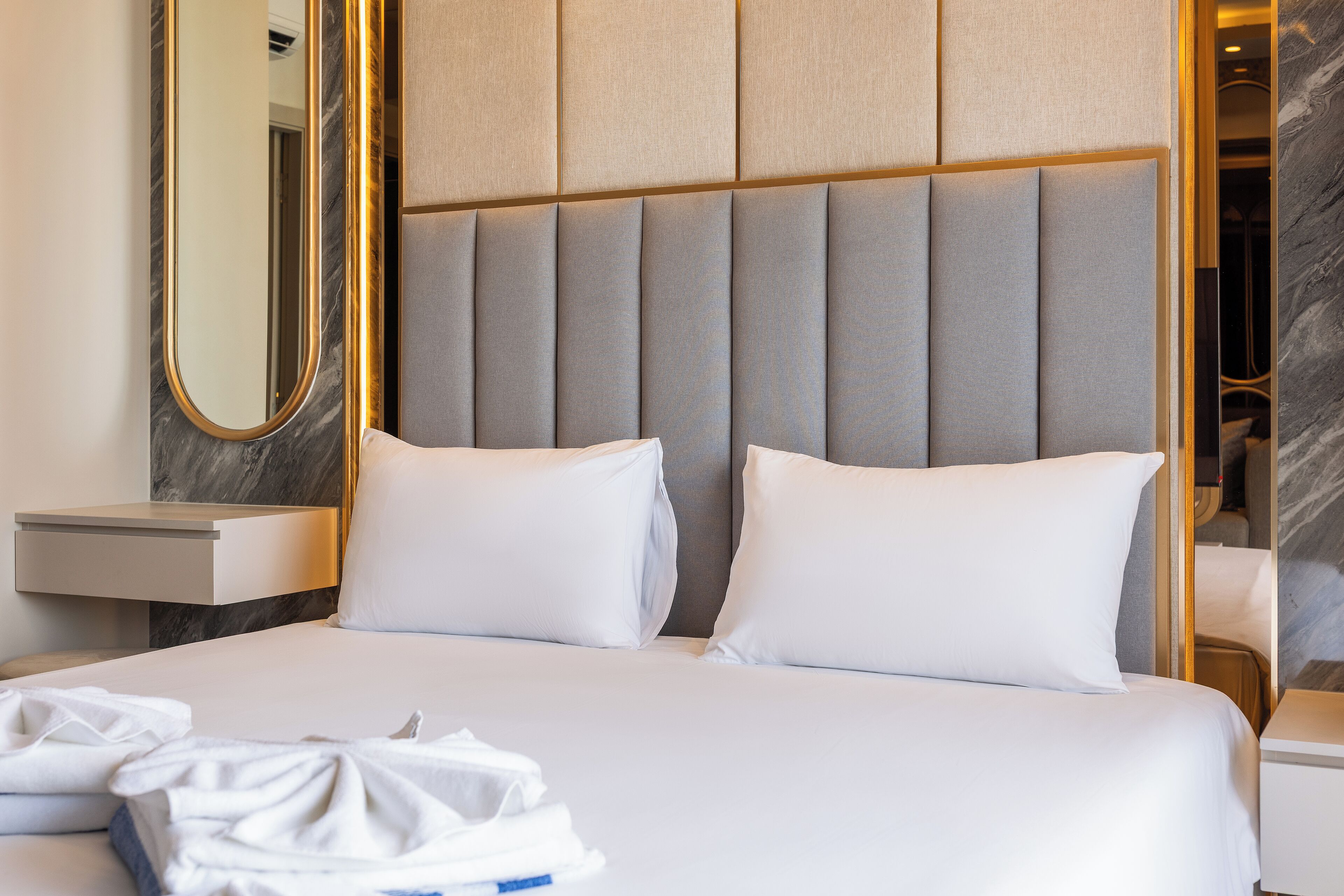 Design-suite - balkon - udsigt til lagune | Senge med madrasser af memory foam, pengeskab på værelset