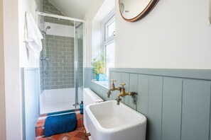 Shower, hair dryer, shampoo - Sea View 5BR Cottage nr Dunraven Bay Wales (Vale of Glamorgan)