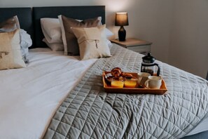 Una scrivania, ferro/asse da stiro, culla da viaggio, Wi-Fi