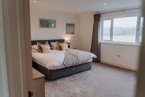 Iron/ironing board, travel cot, WiFi, bed sheets