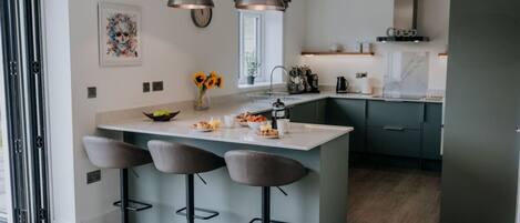 Frigorífic, microones, forn i placa de cuina