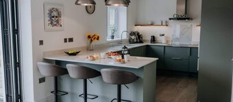 Modern Country Escape for 12 Guests -Rural Setting