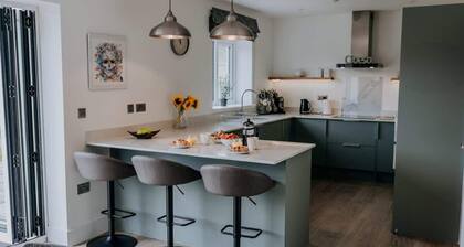 Modern Country Escape for 12 Guests -Rural Setting