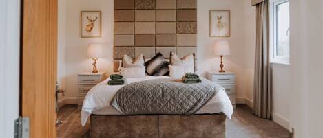 Escritorio, tabla de planchar con plancha, cuna de viaje y wifi