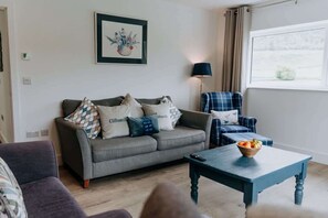 TV - Modern Country Escape for 12 Guests -Rural Setting (Llanarthney)