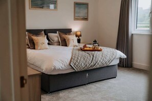 Desk, iron/ironing board, travel crib, WiFi - Modern Country Escape for 12 Guests -Rural Setting (Llanarthney)