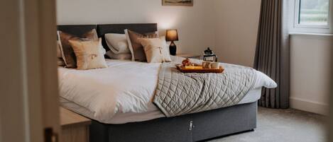 6 bedrooms, desk, iron/ironing board, travel crib