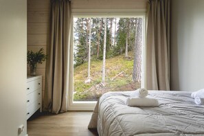 6 Schlafzimmer, Schreibtisch, Bügeleisen/Bügelbrett, Reisekinderbett