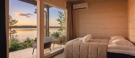 6 habitaciones, escritorio y tabla de planchar con plancha