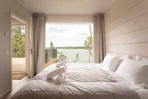 6 slaapkamers, een bureau, een strijkplank/strijkijzer, reisbedje