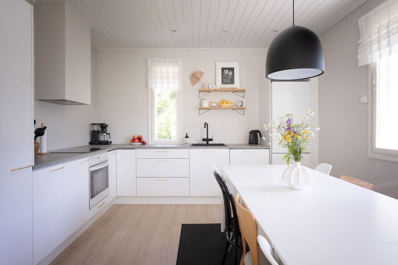 Jääkaappi, mikroaaltouuni, uuni, liesi