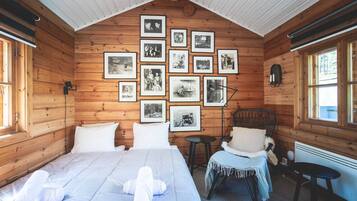 3 makuuhuonetta, työpöytä, silitysrauta/-lauta, vauvan matkasänky