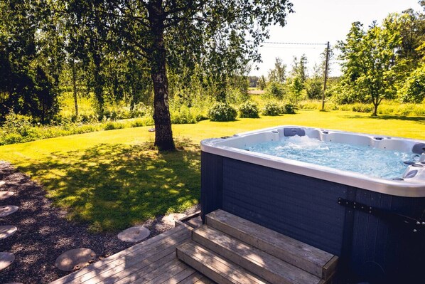 Outdoor spa tub