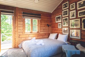 3 slaapkamers, een bureau, een strijkplank/strijkijzer, reisbedje