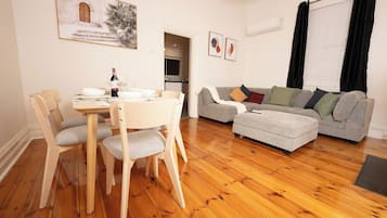 TV connectée, cheminée, livres