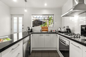 Fridge, microwave, oven, stovetop - Quiet North Adelaide Home near Oval, City & Hospital (North Adelaide)
