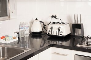 Frigorífico, microondas, horno y placa de cocina