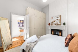 3 slaapkamers, een bureau, een strijkplank/strijkijzer, reisbedje