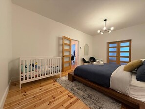 Escritorio, tabla de planchar con plancha, wifi y ropa de cama 