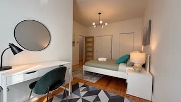 Desk, iron/ironing board, WiFi, bed sheets