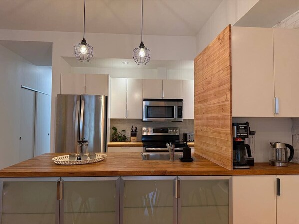 Réfrigérateur, micro-ondes, four, plaque de cuisson