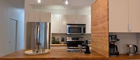 Een koelkast, een microgolfoven, een oven, een kookplaat