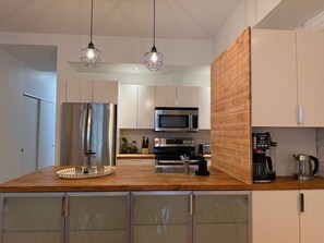 Réfrigérateur, four à micro-ondes, un four, surface de cuisson