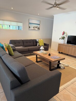 Smart TV - Beach Shack on Little Reef Beach Front. Funky Vibes Tropical Paradise (Port Douglas)